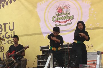 Anak muda bermain silat Betawi dalam Festival Condet