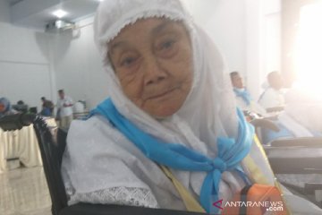 Seorang calon haji lansia asal Sumut berangkat ke Mekkah
