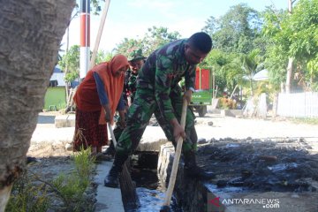 Bersih lingkungan warga Tolotio dibantu jajaran Korem 133