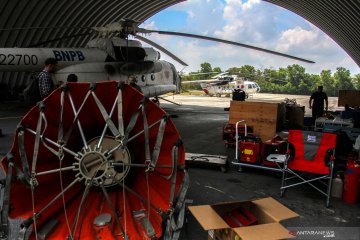 Tinjau persiapan helikopter water bombing