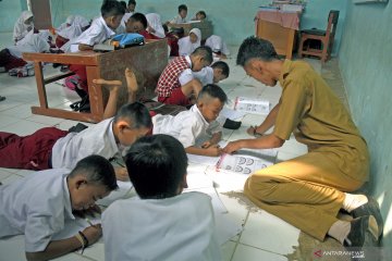 Sekolah kekurangan bangku dan meja