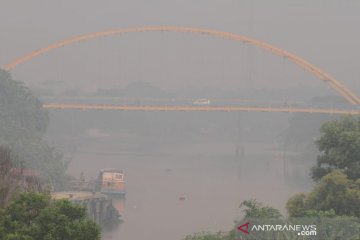 Kabut asap selimuti Pekanbaru bikin jarak pandang menurun