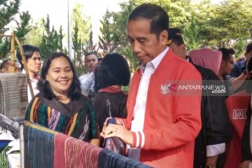 Jokowi beli jaket tenun ulos seharga Rp2,5 juta