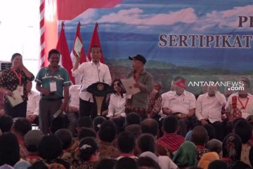 Presiden Jokowi bagikan seribu sertifikat tanah di Danau Toba