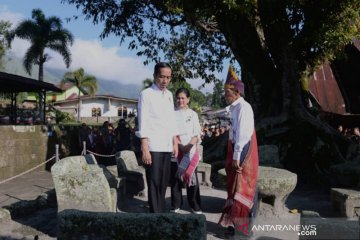 Presiden mendapat kisah tentang peradaban hukum Siallagan di Samosir