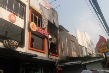 Petugas berhasil padamkan api yang membakar rumah makan Geprek Bensu