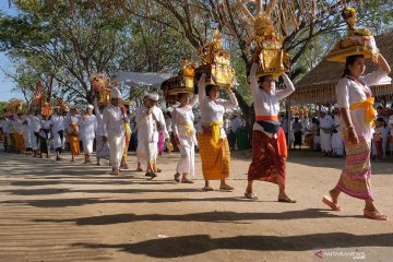 Upacara Melasti Pura Sakenan Bali