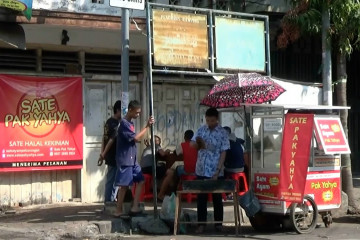 Peduli Hari Anak Nasional, penjual sate gratiskan bagi anak-anak