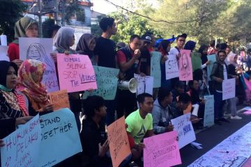 Ribuan surat dukungan amnesti untuk Baiq Nuril dari Mataram