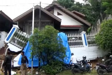 Tanah bergerak, 2 rumah di Balikpapan ambruk