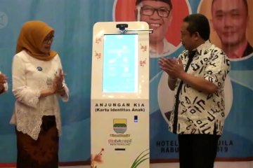 Disdukcapil Kota Bandung luncurkan Atm Kartu Identitas Anak berbasis sidik jari