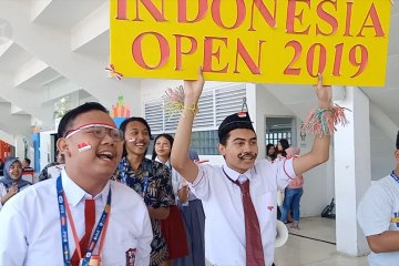 Keseruan suporter berkostum unik di Indonesia Open 2019