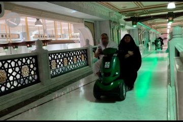 Menjajal skuter elektrik, layanan baru di Masjidil Haram