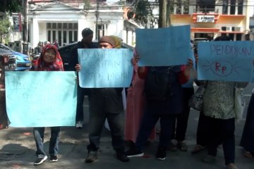 Keluhkan sistem zonasi, puluhan orang tua datangi Pemkot Bandung