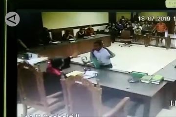 Rekaman  detik-detik penyerangan hakim Sunarso