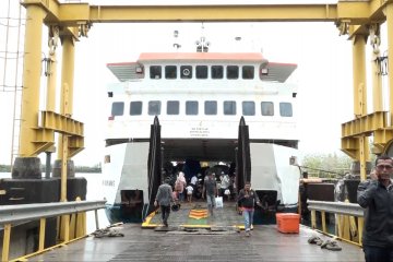 Tiga hari terhenti, KMP Tanjung Burang kembali berlayar