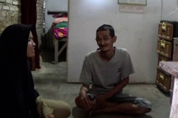 15 tahun mengabdi, seorang guru tinggal di samping  toilet