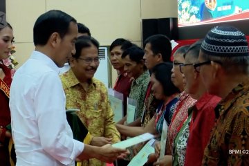 Presiden serahkan 2.000 sertifikat hak atas tanah