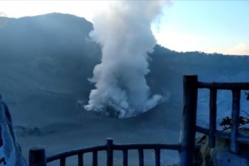 Gunung Tangkuban Perahu erupsi