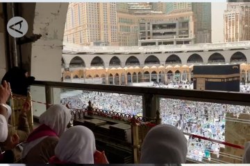Jamaah tunaikan sholat Jumat di tengah cuaca panas Kota Mekkah