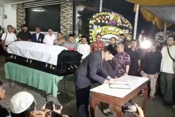 Jenazah almarhum Sutopo disemayamkan di rumah duka