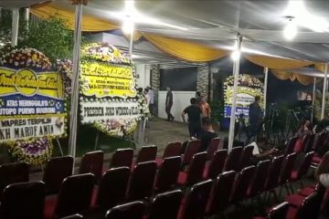 Karangan bunga mengalir ke rumah kediaman Almarhum Sutopo