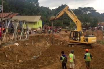 Pemasangan jembatan Bailey di bantaran sungai Pohara