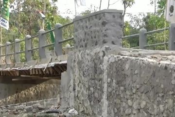 Bangun jalan dan jembatan untuk desa yang terisolir