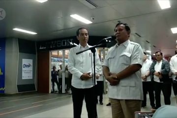 Pertemuan Prabowo dan Jokowi di Stasiun MRT