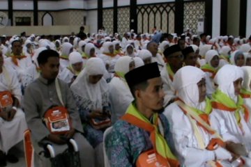 Calhaj  kloter 32 kenakan pakaian ihram di pesawat