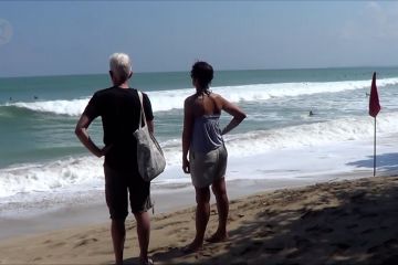Pantai Kuta diterpa gelombang tinggi, turis asing tetap antusias