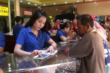 Tahun ajaran baru,warga Lebak ramai jual perhiasan emas