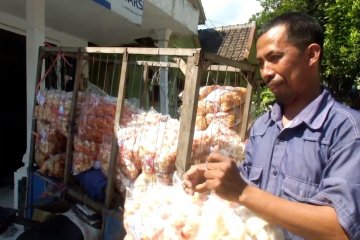 Puluhan tahun Menabung , penjual kerupuk keliling naik haji