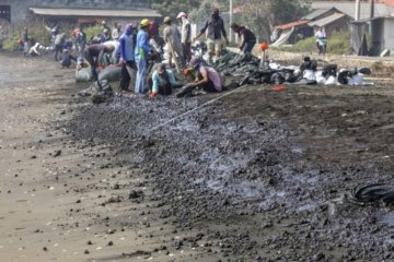 Tumpahan minyak di Karawang teratasi dengan baik