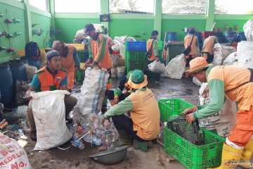Tempat Pengolahan Sampah 3R PIK produksi 608 kilogram pupuk kompos