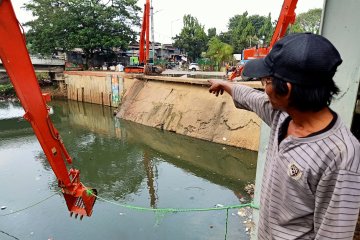 Kali Ciliwung di Pintu Manggarai Surut sejak Juni