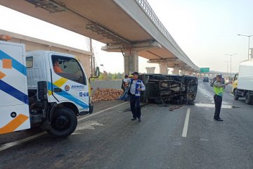 Mobil bak terbuka bermuatan kelapa kecelakaan di tol Cawang