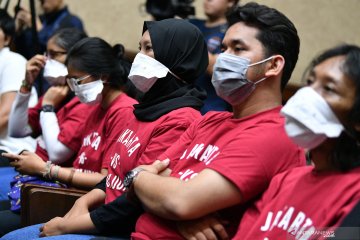 Aksi mengawal sidang gugatan polusi udara