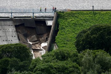 Warga satu kota di Inggris diungsikan karena bendungan retak