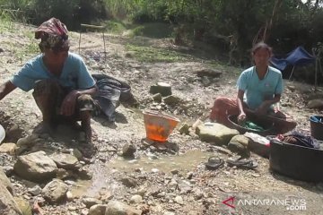 Warga Solok Selatan mulai kesulitan air bersih akibat kekeringan