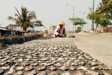 Nelayan pesisir Marunda khawatir tumpahan minyak masuk Teluk Jakarta