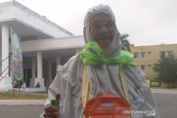 Jamaah haji lansia ke Mekkah dari uang pensiunan guru