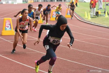 Emas lari nomor  800 meter senior putri