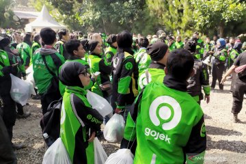 Ribuan driver Gojek di Bandung antusias dapatkan jaket logo baru