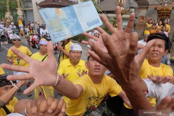 Ratusan warga Banjar Bongan Gede-Tabanan adakan Tradisi Mesuryak