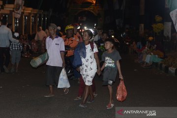 Sebagian warga dua desa sekitar Pantai Ujunggenteng pilih mengungsi