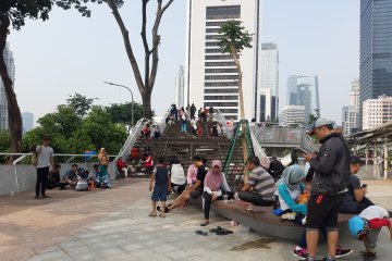 Pengunjung nikmati suasana CFD dari Taman Spot Dukuh Atas