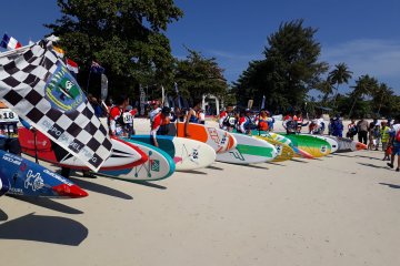 Pacu stand up paddle dan prestasi "Anak Pelangi"