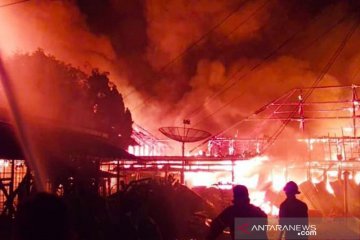 296 kios di Pasar Tradisional Kota Pinang Sumut terbakar