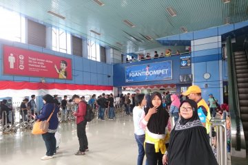 Penumpang rela menunggu KRL beroperasi kembali di Stasiun Juanda